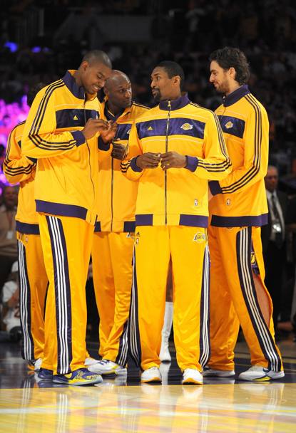 26 ottobre 2010: i Lakers hanno un altro anello. Andrew Bynum, Lamar Odom, l&#39;allora Ron Artest e Pau Fasol lo contemplano